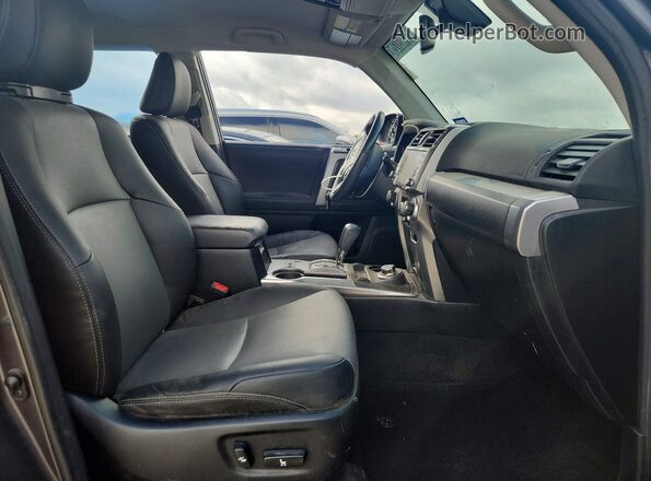 JTENU5JR1P6187689 2023 TOYOTA 4RUNNER Серый Вид салона спереди