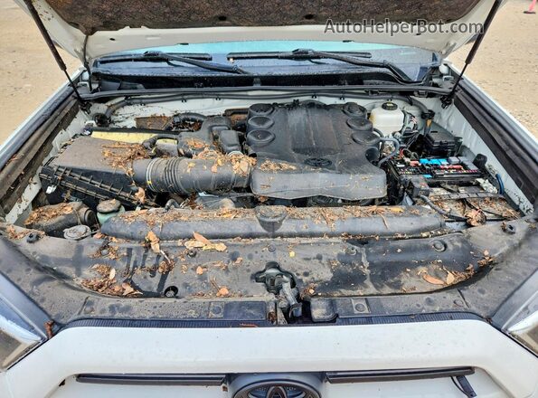 JTERU5JR0P6181559 2023 TOYOTA 4RUNNER White Вид підкапотного простору