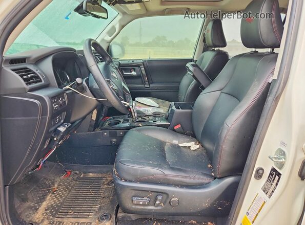 JTERU5JR0P6181559 2023 TOYOTA 4RUNNER White Вид салону спереду