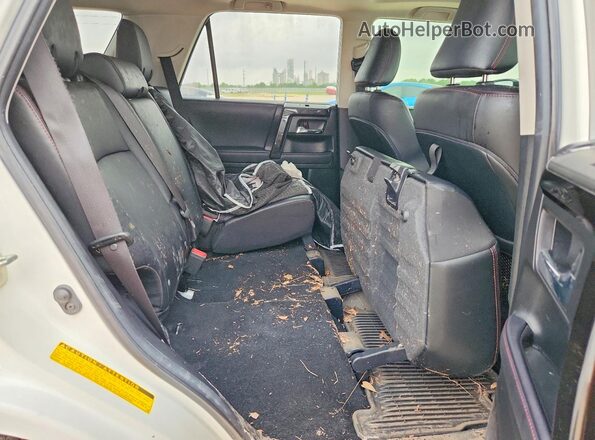 JTERU5JR0P6181559 2023 TOYOTA 4RUNNER White Вид задньої частини салону
