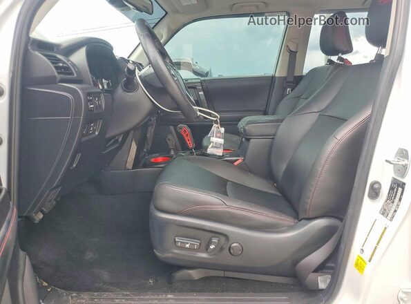 JTERU5JR1R6258104 2024 TOYOTA 4RUNNER White Front interior view