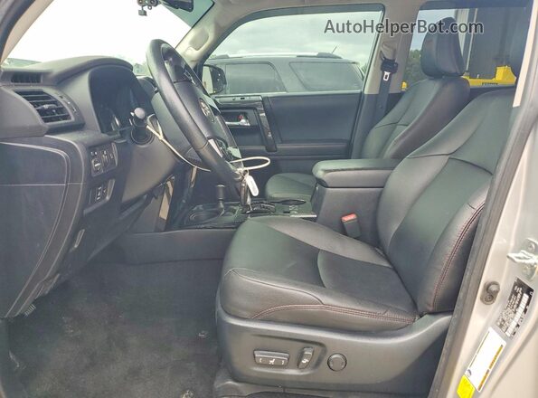 JTERU5JR3P6134722 2023 TOYOTA 4RUNNER Silver Вид салону спереду