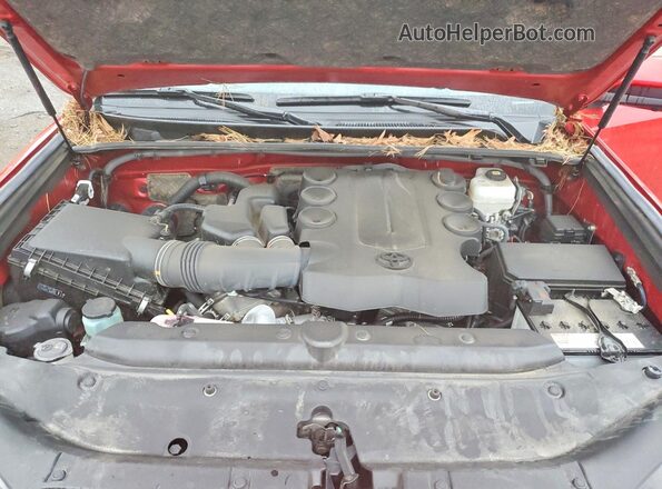 JTERU5JR9P6192639 2023 TOYOTA 4RUNNER Red Widok komory silnika