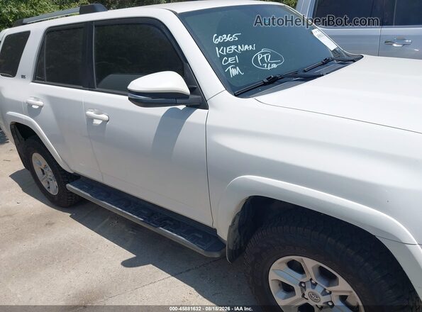 JTEZU5JR6K5199563 2019 TOYOTA 4RUNNER White Rear interior view