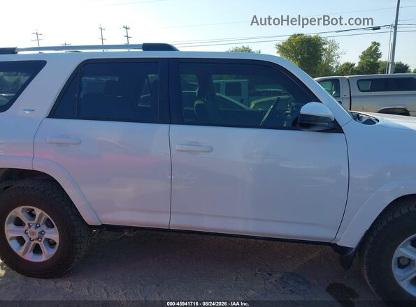 JTEZU5JR9K5205677 2019 TOYOTA 4RUNNER White Rear interior view