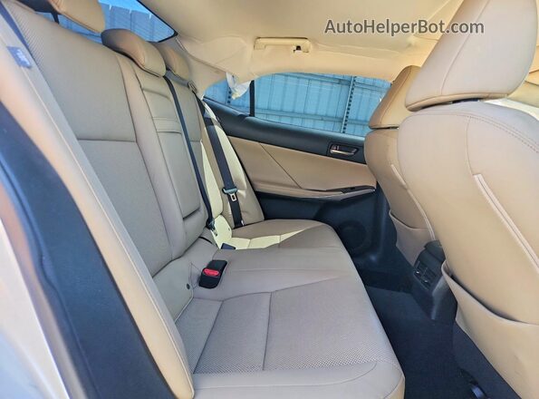 JTHBA1D23J5063944 2018 LEXUS IS White Vista de los asientos traseros
