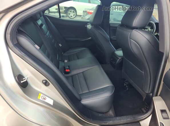 JTHBA1D28J5071165 2018 LEXUS IS Silver Widok tylnych siedzeń