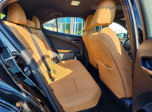 JTHP9JBH3P2067850 2023 LEXUS UX Black Vista interior trasera