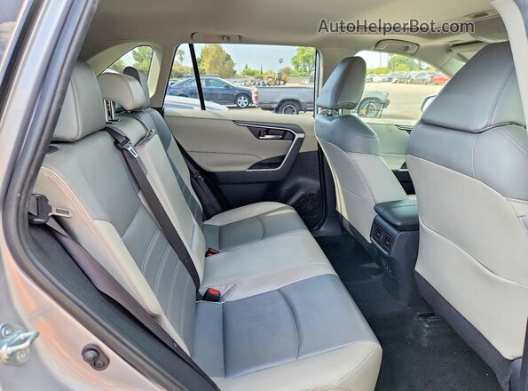 JTMA1RFV5KD511515 2019 TOYOTA RAV4 Silver Widok wnętrza z tyłu