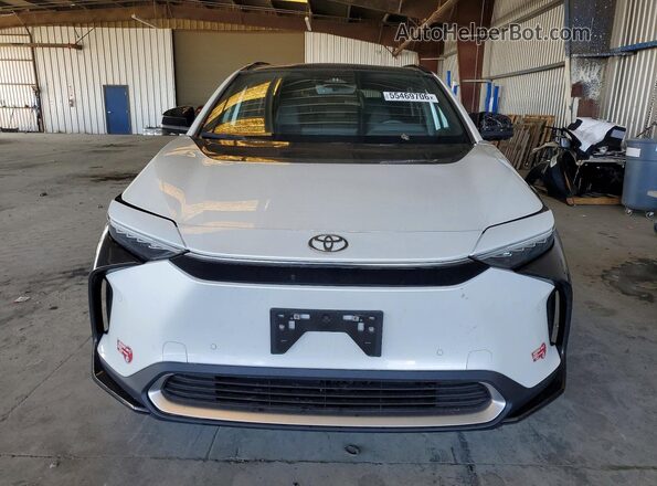 JTMAAAAA4PA019864 2023 TOYOTA BZ4X White Widok z przodu