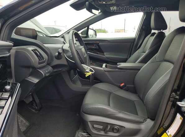 JTMAAAAA5PA017931 2023 TOYOTA BZ4X Черный Вид салона спереди