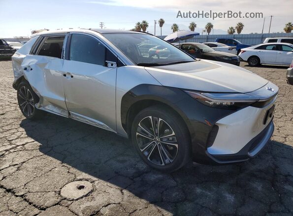 JTMAAAAA6PA026640 2023 TOYOTA BZ4X Silver Delantero derecho