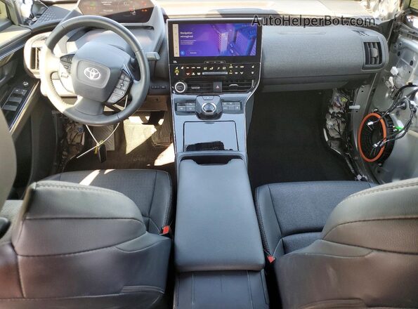 JTMAAAAA6PA026640 2023 TOYOTA BZ4X Silver Vista del salpicadero