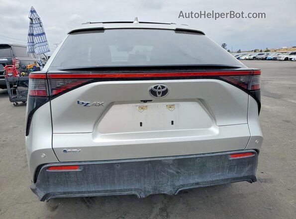 JTMAAAAAXRA049812 2024 TOYOTA BZ4X Silver Հետևի տեսք
