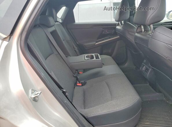 JTMAAAAAXRA049812 2024 TOYOTA BZ4X Silver Սալոնի հետևի տեսք