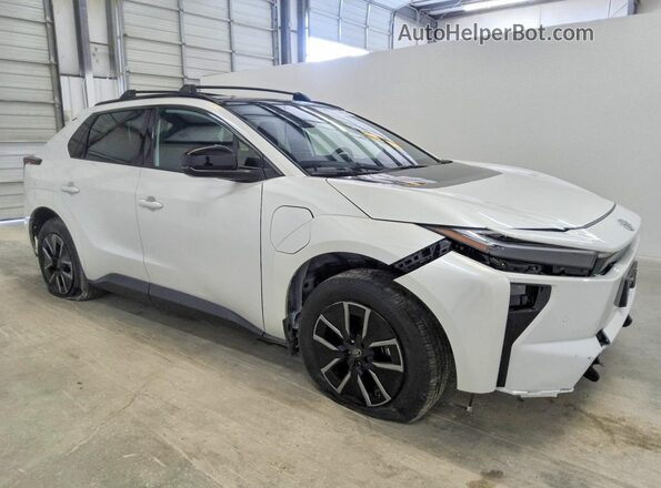 JTMBCAEB8TA005364 2026 TOYOTA BZ White Delantero derecho