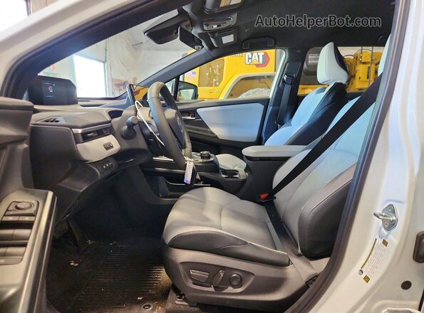JTMBEAGC7TJ000172 2026 SUBARU SOLTERRA White წინა სალონის ხედი
