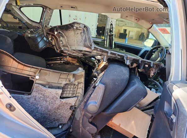 JTMBFREV0JJ200811 2018 TOYOTA RAV4 Silver Սալոնի հետևի տեսք
