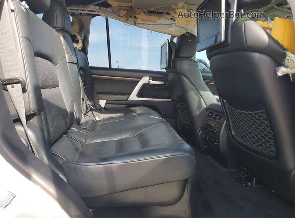 JTMCY7AJ5G4044035 2016 TOYOTA LAND White Rear interior view