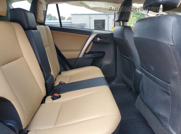JTMDFREV4HJ171073 2017 TOYOTA RAV4 Red Widok wnętrza z tyłu
