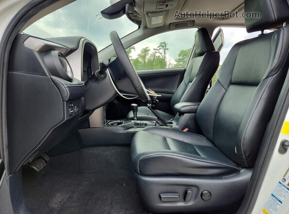 JTMDJREV4HD106804 2017 TOYOTA RAV4 Белый Вид салона спереди