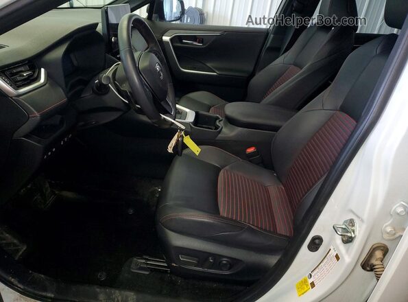 JTMEB3FV5RD207977 2024 TOYOTA RAV4 White Widok wnętrza z przodu
