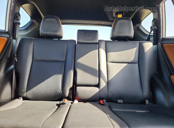 JTMNFREV7JJ154522 2018 TOYOTA RAV4 White Vista de los asientos traseros