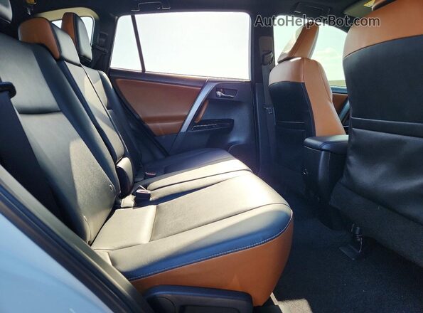 JTMNFREV7JJ154522 2018 TOYOTA RAV4 White Vista interior trasera