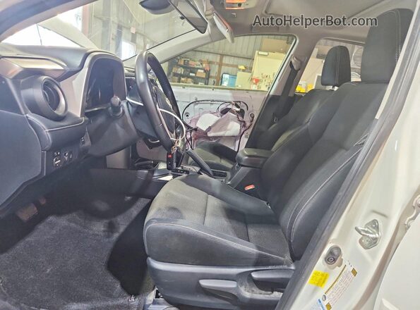 JTMRFREV1JJ733197 2018 TOYOTA RAV4 White Front interior view