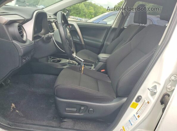 JTMRFREV5JJ232961 2018 TOYOTA RAV4 Белый Вид салона спереди