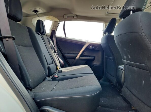 JTMRFREV7HJ106627 2017 TOYOTA RAV4 White Widok wnętrza z tyłu