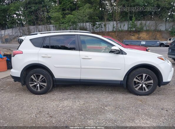 JTMRFREV7JD232555 2018 TOYOTA RAV4 White Սալոնի հետևի տեսք