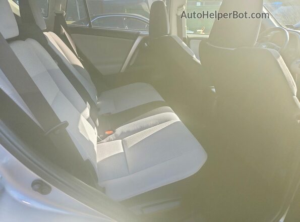 JTMRJREV3JD192361 2018 TOYOTA RAV4 Silver Vista interior trasera
