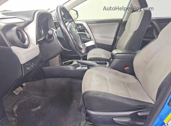 JTMRJREV8HD074509 2017 TOYOTA RAV4 Синий Вид салона спереди