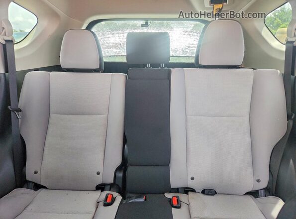 JTMWFREV3HD104455 2017 TOYOTA RAV4 White Вид задніх сидінь