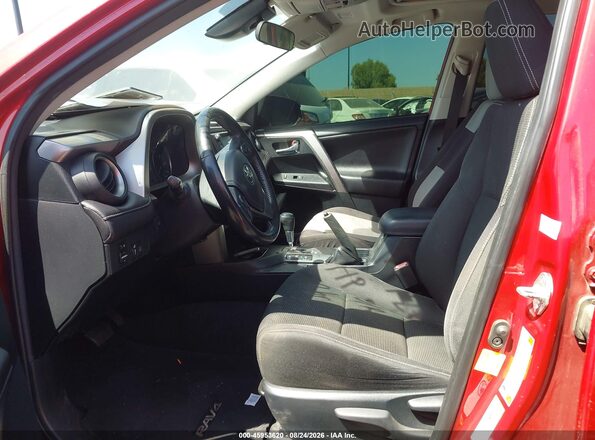 JTMWFREV3HJ112993 2017 TOYOTA RAV4 Красный Вид салона спереди