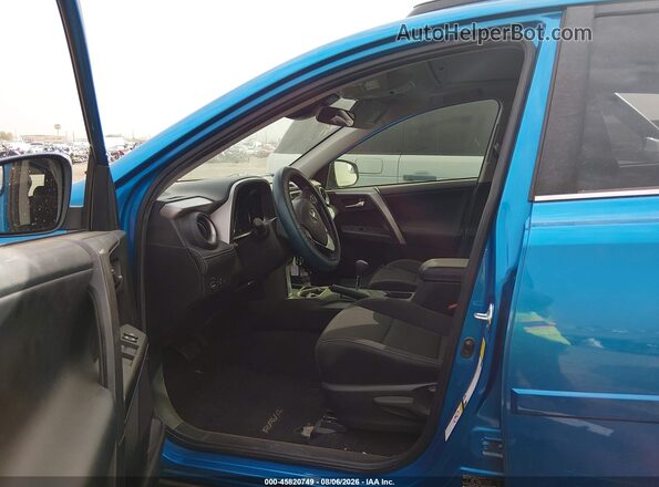 JTMWFREV5HD092860 2017 TOYOTA RAV4 Синий Вид салона спереди