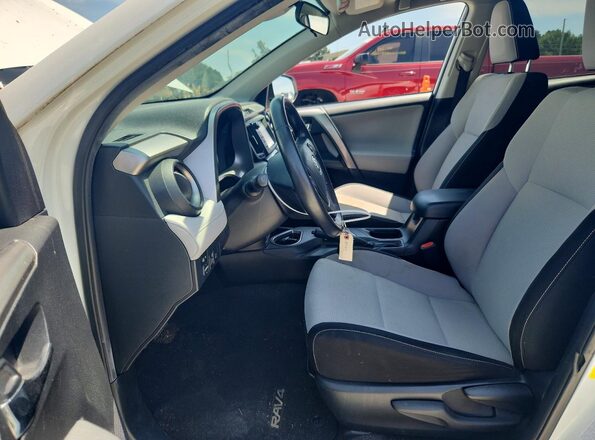 JTMWFREV6HJ105486 2017 TOYOTA RAV4 White Вид салону спереду