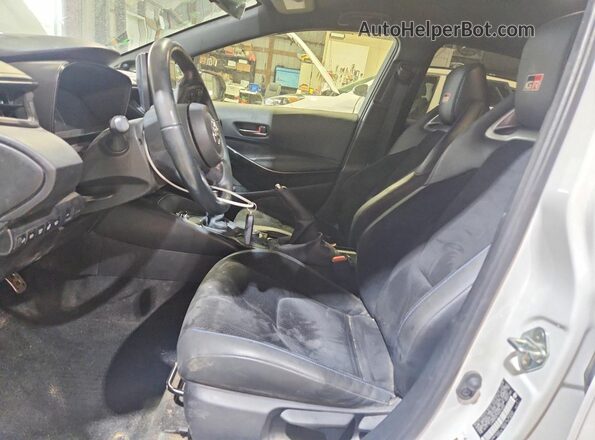 JTNABAAE7RA012440 2024 TOYOTA GR White წინა სალონის ხედი