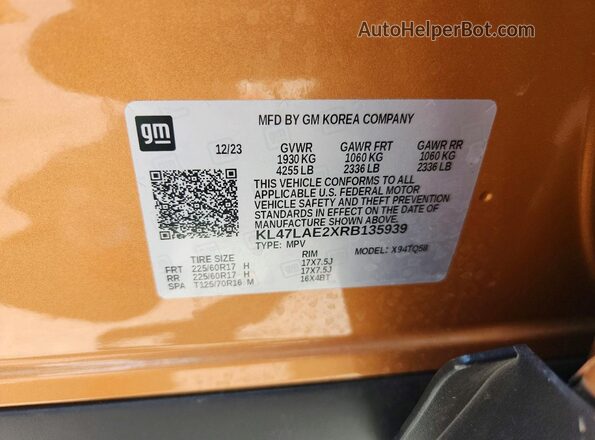 KL47LAE2XRB135939 2024 BUICK OTHER Orange VIN კოდის სტიკერის ხედი