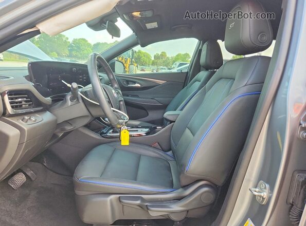 KL47LBE25RB182950 2024 BUICK OTHER Gray Vista interior delantera
