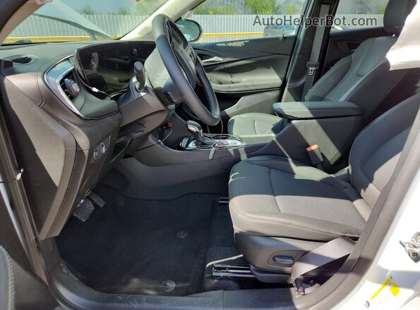 KL4AMBSL3TB006910 2026 BUICK ENCORE White Widok wnętrza z przodu