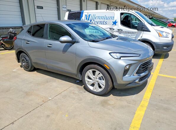 KL4AMBSL8TB117470 2026 BUICK ENCORE Серебряный Передняя правая четверть