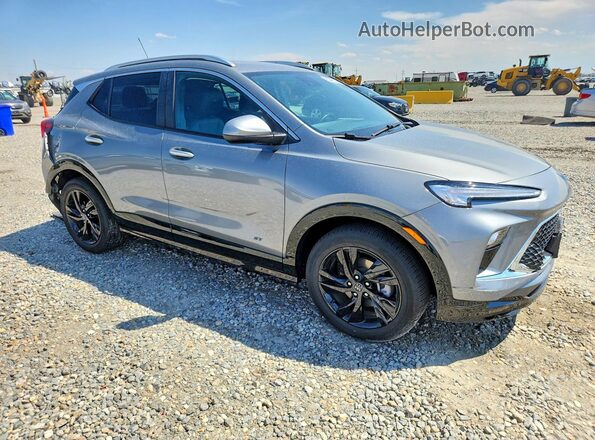 KL4AMDSL4SB144515 2025 BUICK ENCORE Gray Delantero derecho