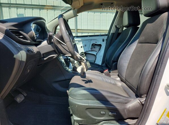 KL4CJASB9HB070962 2017 BUICK ENCORE Белый Вид салона спереди