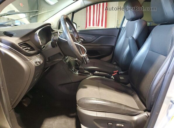 KL4CJESM6NB500435 2022 BUICK ENCORE Серебряный Вид салона спереди