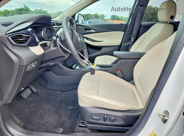KL4MMDS2XPB059058 2023 BUICK ENCORE White Вид салону спереду