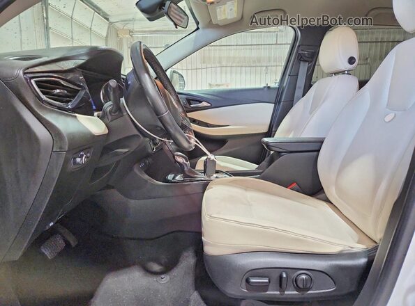 KL4MMDSLXLB125479 2020 BUICK ENCORE Белый Вид салона спереди