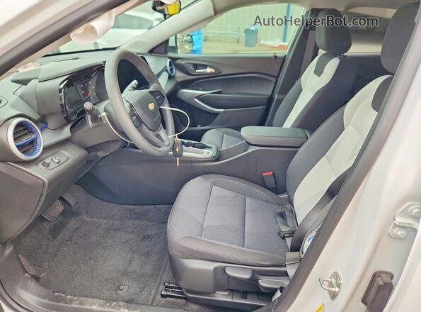 KL77LFE20RC214420 2024 CHEVROLET TRAX White Вид салону спереду