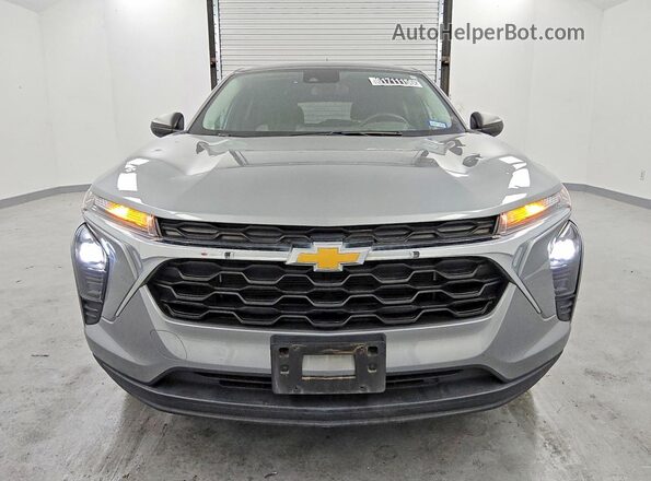 KL77LFE21RC086477 2024 CHEVROLET TRAX Gray წინა ხედი